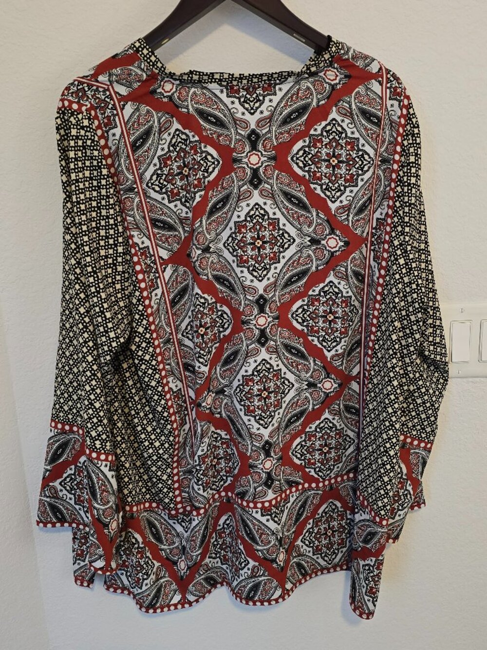 Belle Boho by Kim Gravel Border Print V-Neck Tunic - Black/White/Red - 2X EUC - Picture 3 of 10